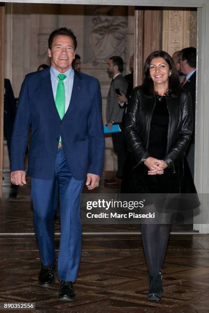 Former Governor of the US State of California Arnold Schwarzenegger arrives with the mayor of the city of Paris, Anne Hidalgo to give a press...