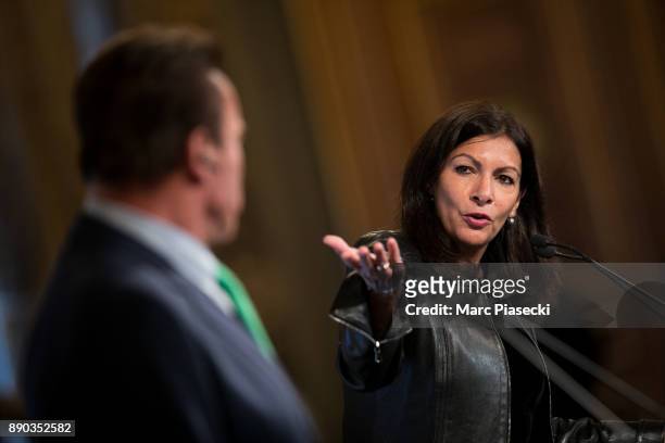 Former Governor of the US State of California Arnold Schwarzenegger and the mayor of the city of Paris, Anne Hidalgo give a press conference on...