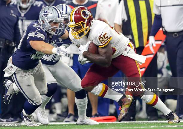 Washington Redskins tight end Vernon Davis tries to elude Dallas Cowboys linebacker Sean Lee during the second half on Thursday, Nov. 24, 2016 at...
