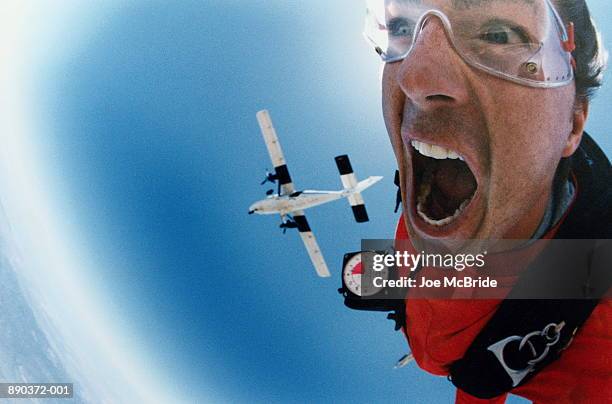 man sky diving, close-up - fallschirmsport stock-fotos und bilder