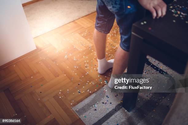 er is een puinhoop op de verdieping - confetti floor stockfoto's en -beelden