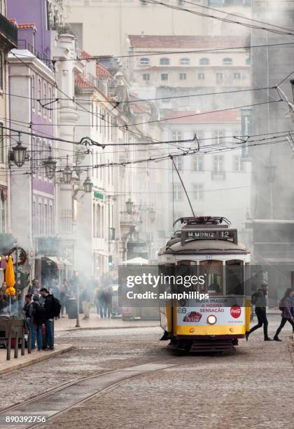 antike lissaboner tram im herbst - praca de figueria stock-fotos und bilder