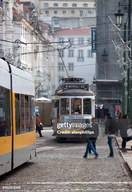 antike lissaboner tram im herbst - praca de figueria stock-fotos und bilder