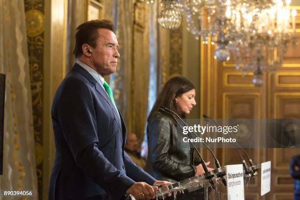 Former Governor of the US State of California Arnold Schwarzenegger and Mayor of Paris Anne Hidalgo address a press conference on the air quality in...