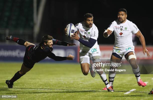 Wesley Fofana of Clermont Auvergne breaks clear of a tackle from Richard Wigglesworth of Saracens during the European Rugby Champions Cup match...