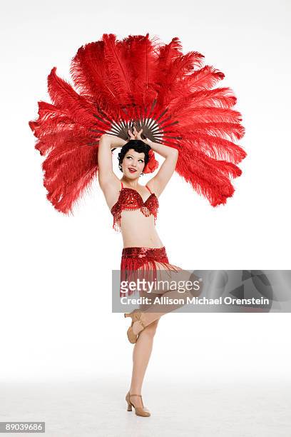woman posing with red feathers - pin up danse photos et images de collection