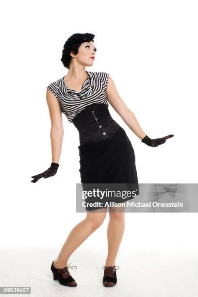 woman in 1920's flapper outfit - 1920 fashion stock pictures, royalty-free photos & images