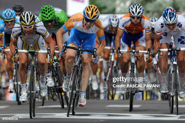 Cycling Team Columbia-High Road 's leader Mark Cavendish of Great Britain sprints on the finish line on July 15, 2009 at the end of the 192 km and...