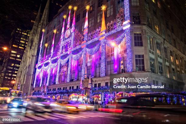 bloomingdale's christmas decoration outside its 5th ave store in manhattan, new york - bloomingdale's department stockfoto's en -beelden