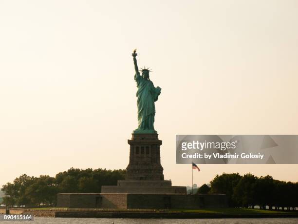 statue of liberty minimal view - insel liberty island stock-fotos und bilder