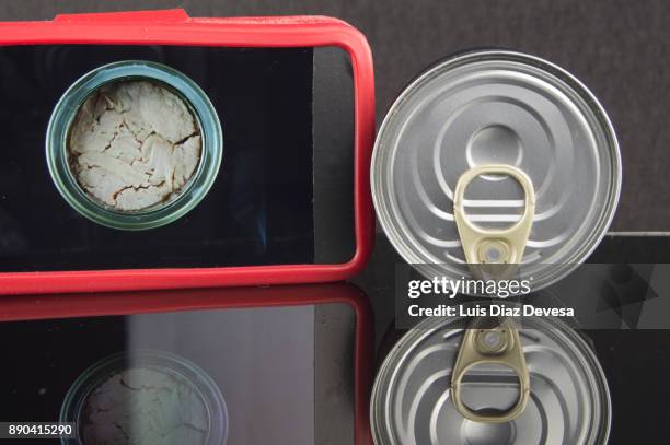 more and more people are using their mobile phones to watch healthy food - tuna seafood stock-fotos und bilder