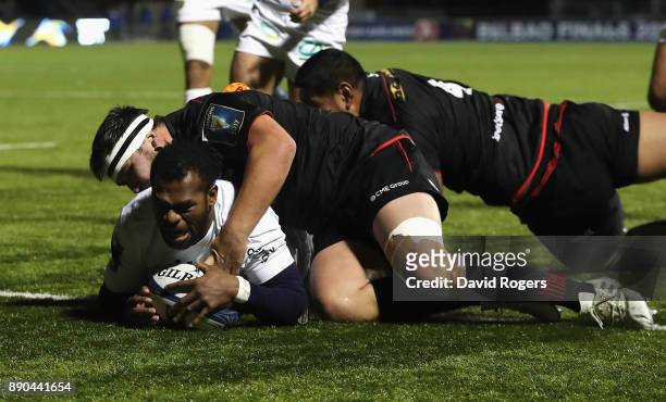 Alivereti Raka of Clermont Auvergne scores his team's second try during the European Rugby Champions Cup match between Saracens and ASM Clermont...