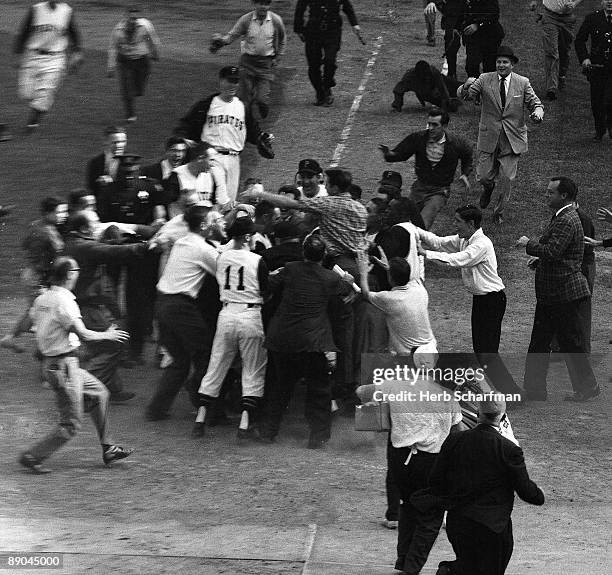 World Series: Pittsburgh Pirates fans victorious after Bill Mazeroski hit series winning home run vs New York Yankees. Game 7. Pittsburgh, PA CREDIT:...