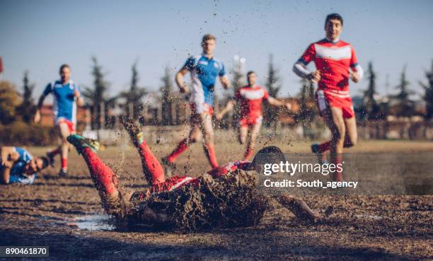 breken van de pakken - rugby tackle stockfoto's en -beelden