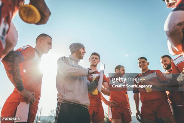 allenatore che parla con i giocatori durante il time out - rugby sport foto e immagini stock