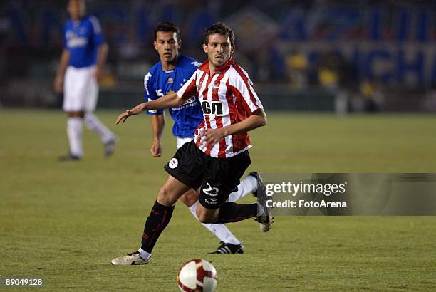 Henrique of Brazil's Cruzeiro vies for the ball with Benitez of Argentina's Estudiantes during the Libertadores Cup 2009 final match at the Mineirao...