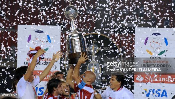 Argentinian Estudiantes de La Plata's team captain Juan Sebastian Veron celebrates with teammates after winning the Libertadores Cup final football...