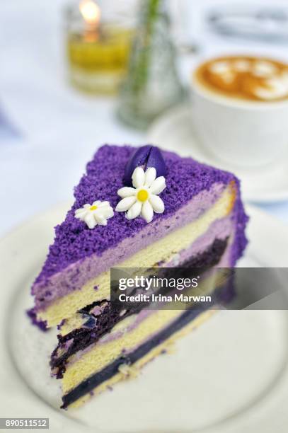 purple taro cake - taartpunt stockfoto's en -beelden