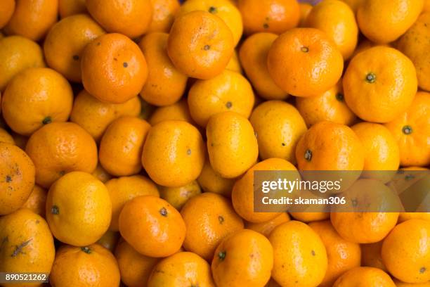 top view selective focus fresh orange fruit - fruits table top imagens e fotografias de stock