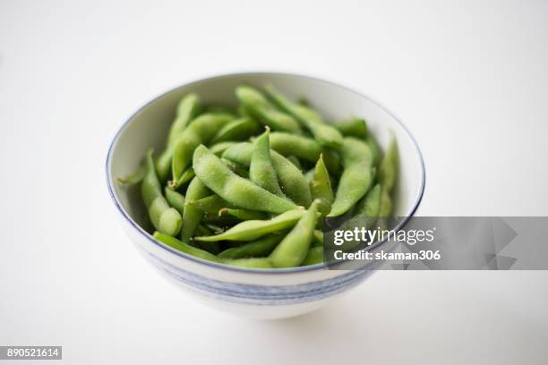 japanese bean steam  (edamame ) - blue bowl fotografías e imágenes de stock