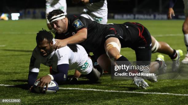 Aliveretti Raka of Clermont Auvergne scores his second try during the European Rugby Champions Cup match between Saracens and ASM Clermont Auvergne...