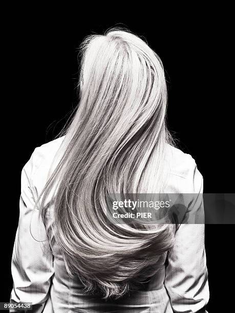 rear view of mature womans silver head of hair - cheveux blancs photos et images de collection