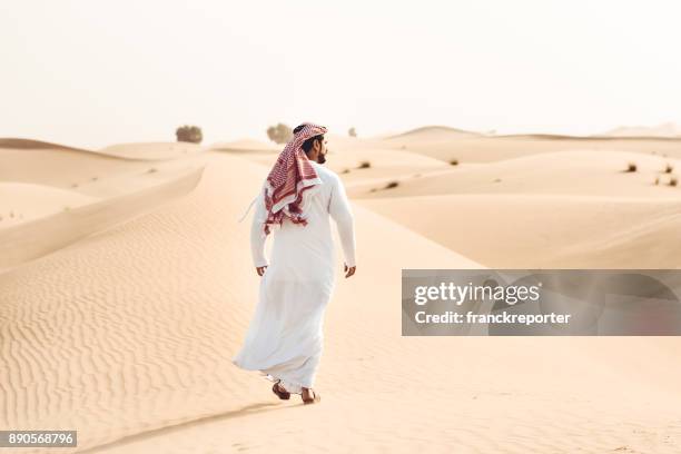 arabiska mannen gå ensam i öknen - saudi man bildbanksfoton och bilder