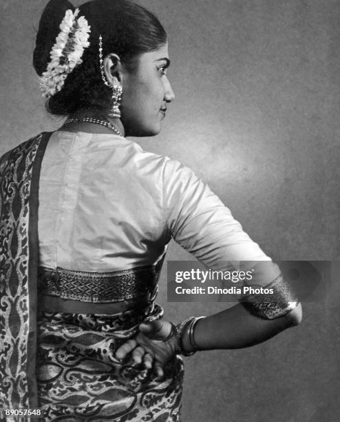 An Indian Sindhi woman wearing a sari, India, 1940's. The Sindh province is now part of Pakistan.