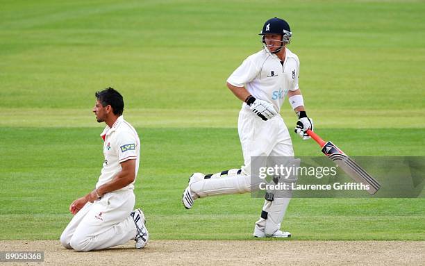 Ian Bell of Warwickshire runs past a dejected Sajid Mahmood of Lancashire after hitting his delivery for runs during Day 2 of the LV County...