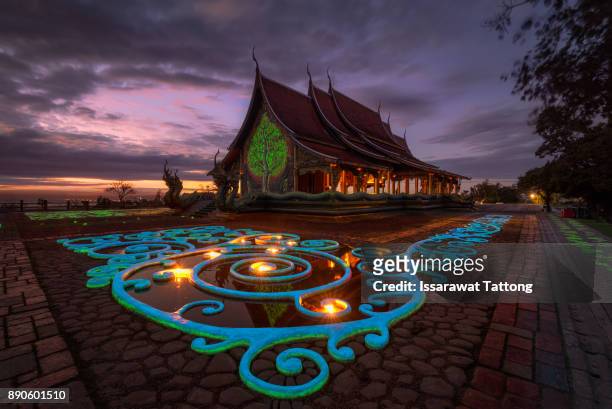 bodhi tree glow wat sirindhornwararam (phu prao temple) - ubon ratchathani stockfoto's en -beelden