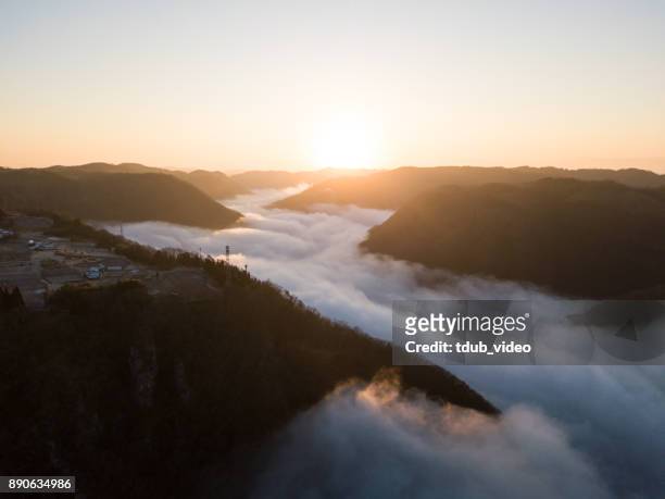 太陽從雲層中升起, 在日本的山上 - tdub_video 個照片及圖片檔