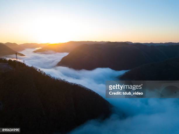 太陽從雲層中升起, 在日本的山上 - tdub_video 個照片及圖片檔