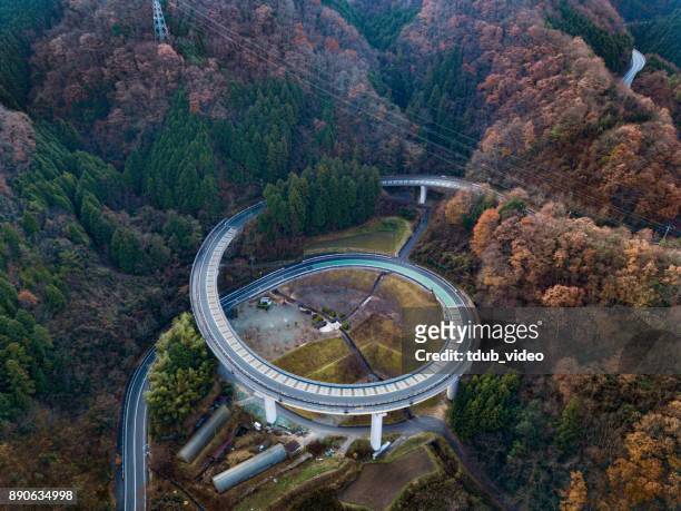 日本山區獨特道路基礎設施的高角度視角 - tdub_video 個照片及圖片檔