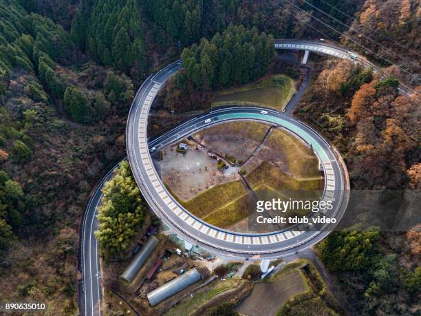 日本山區獨特道路基礎設施的高角度視角 - tdub_video 個照片及圖片檔