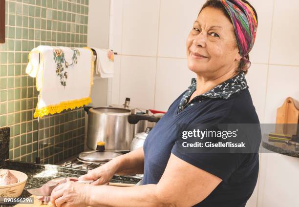 koken in de keuken bereiden feijoada - feijoada stockfoto's en -beelden