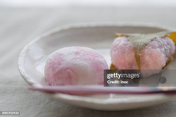 pink daifuku and sakura-mochi - daifuku mochi stockfoto's en -beelden