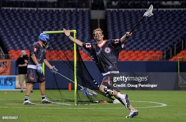 Stephen Berger of the Long Island Lizards and playing for the Old School encourages the crowd during the Freestyle Contest during the 2009 Major...