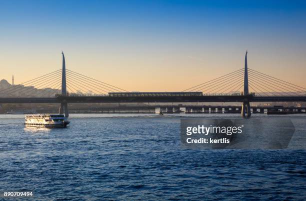 イスタンブール市の黄金角地下鉄橋 - イスタンブール 金角湾 ストックフォトと画像
