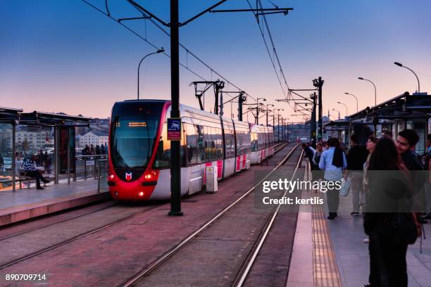 tram-station auf eminonu - galata-brücke - straßenbahnstrecke stock-fotos und bilder