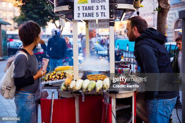 venta de maíz caliente y castañas en la calle de estambul - plaza eminonu fotografías e imágenes de stock