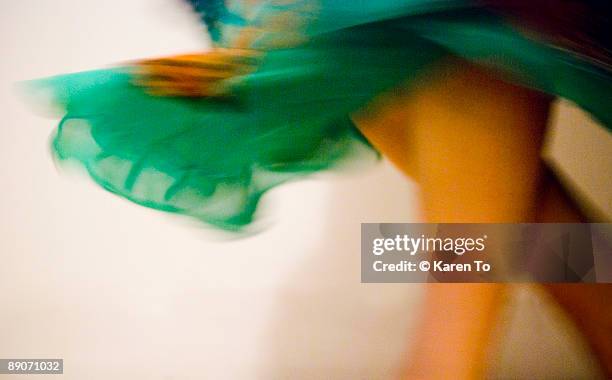 dancer with fluttering skirt - windy skirt - fotografias e filmes do acervo