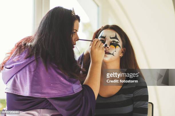 hacer la mirada de miedo - scary clown makeup fotografías e imágenes de stock