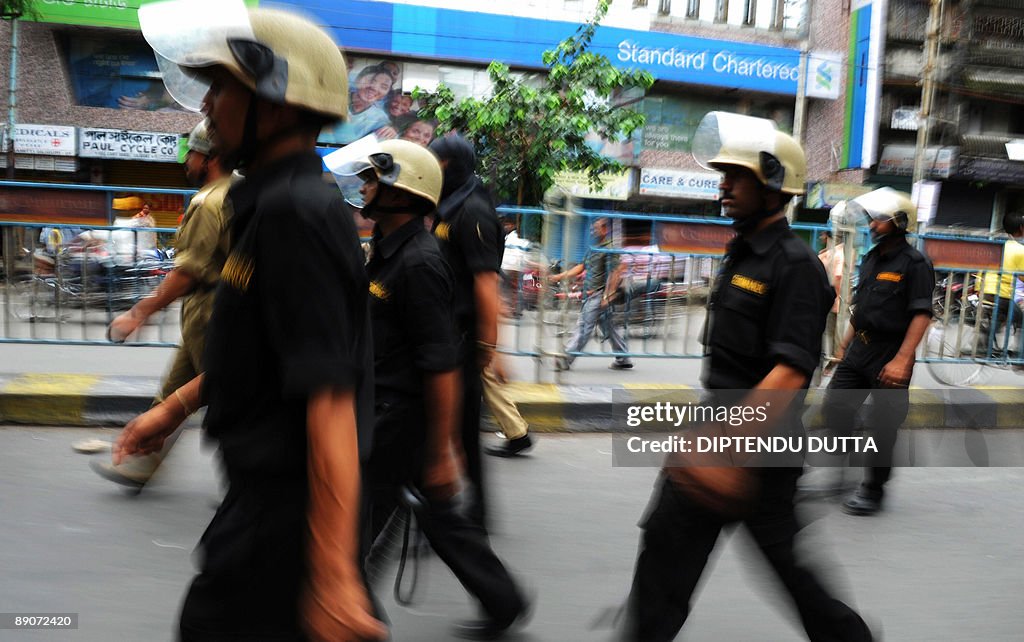 Indian security personnel patrol as Con