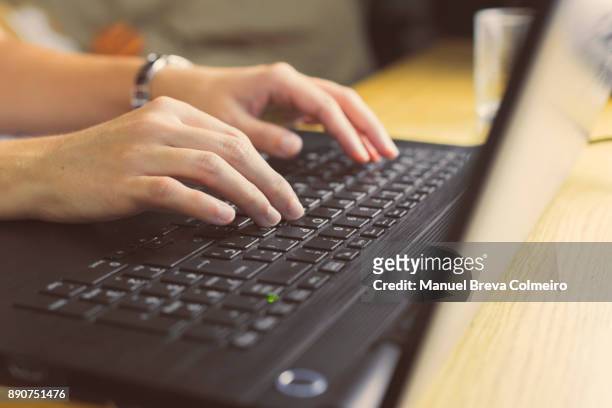 woman with his laptop - deep web 個照片及圖片檔