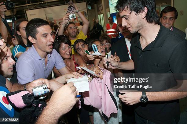 Javier Pastore, new player of U.S. Citta di Palermo football club , arrives at Falcone-Borsellino airport on July 17, 2009 in Cinisi near Palermo,...