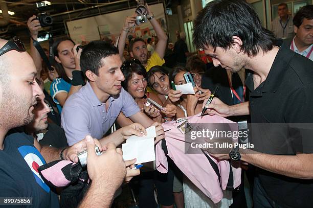 Javier Pastore, new player of U.S. Citta di Palermo football club , arrives at Falcone-Borsellino airport on July 17, 2009 in Cinisi near Palermo,...