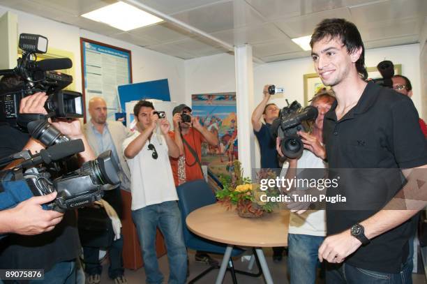 Javier Pastore, new player of U.S. Citta di Palermo football club , arrives at Falcone-Borsellino airport on July 17, 2009 in Cinisi near Palermo,...