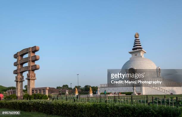 shanti stupa - tempel shanti stupa stock-fotos und bilder
