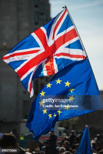british union and eu flags - brexit photos et images de collection