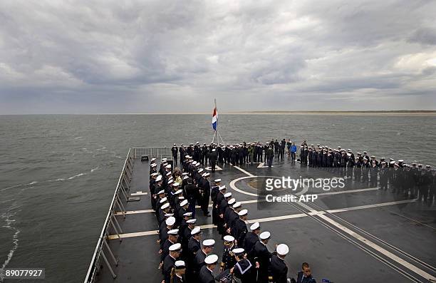 Soldiers are pictured on July 17, 2009 as they stand on Dutch De Zeven Provincien frigate returning in the harbor of Den Helder following the...